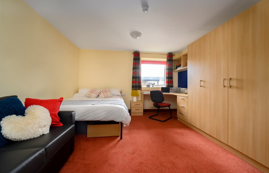 6 Bed Deluxe gallery image 2